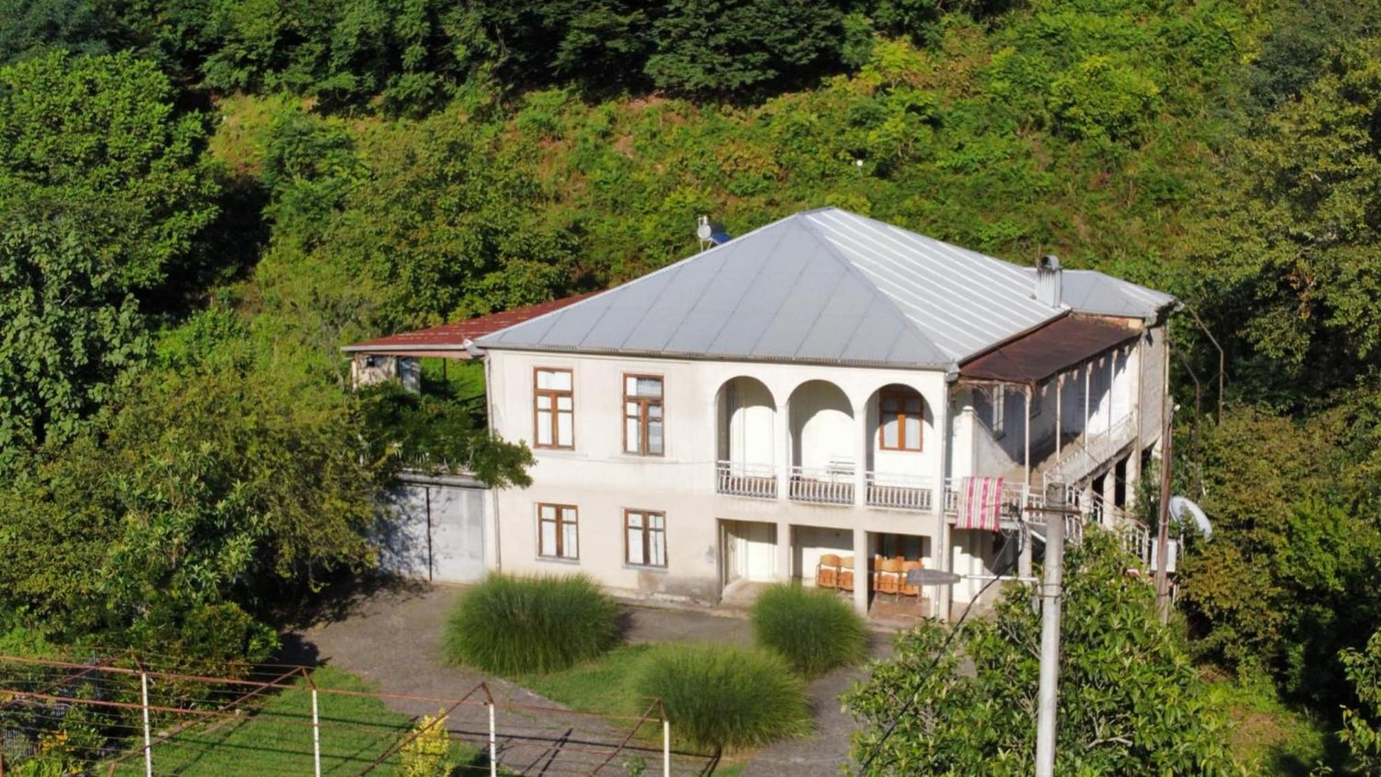 Ezo Hotell Jvari Exteriör bild